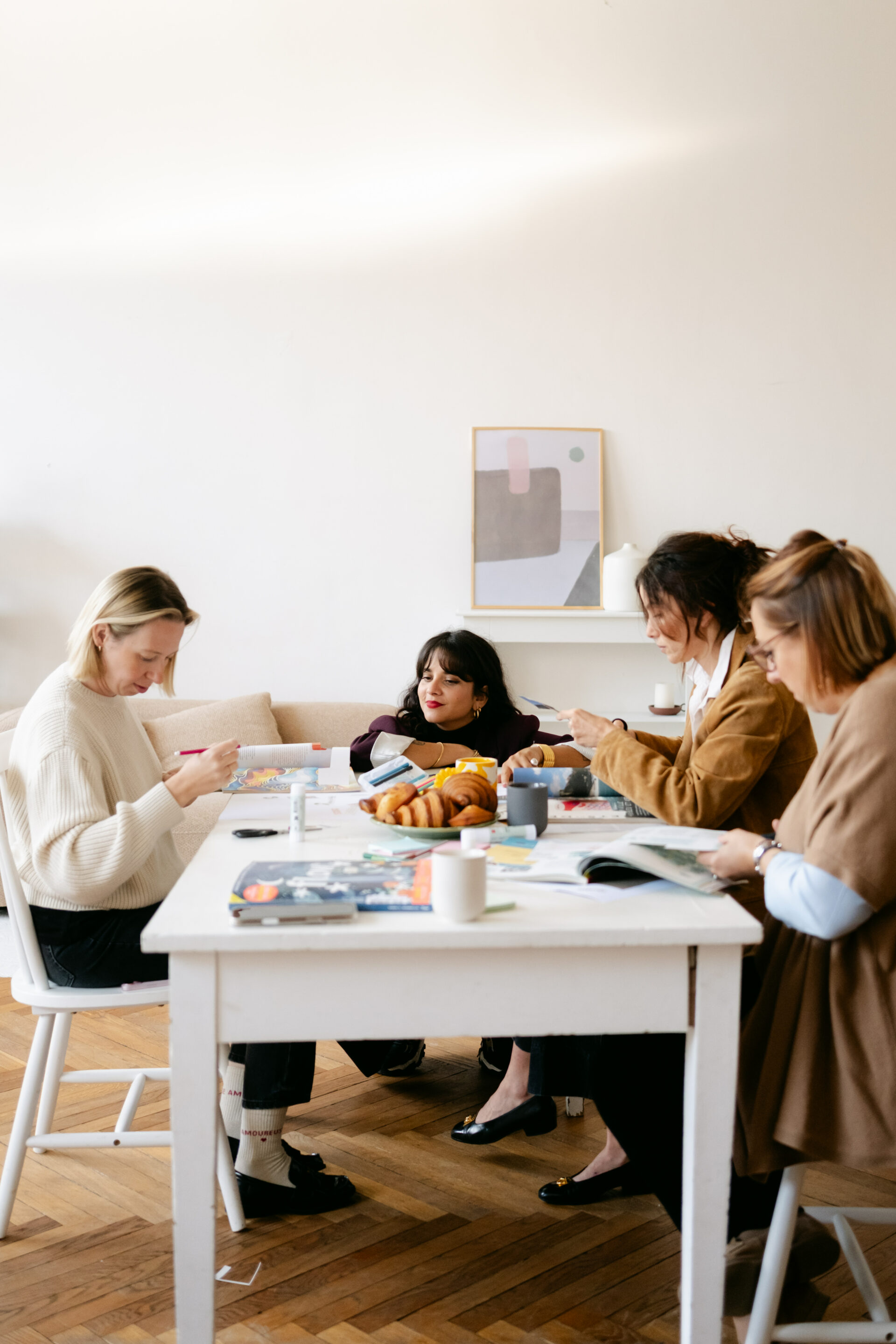 Équipe en réunion analysant des données et échangeant autour de pratiques de rémunération.