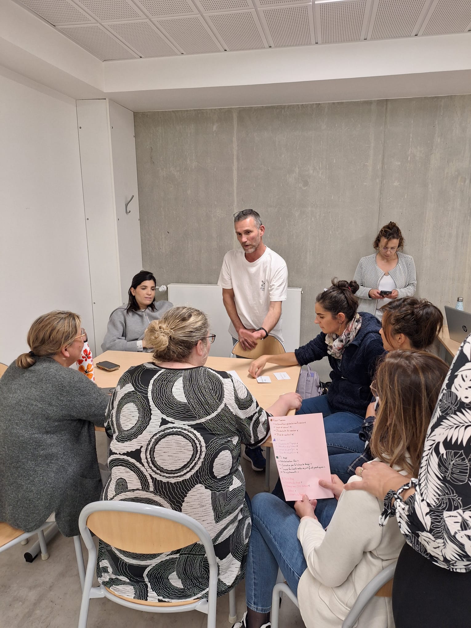 Visuel illustrant un atelier de ludopédagogie en management animé par Holi RH à l’IFCS du CHU Grenoble Alpes. L’atelier place les futurs cadres de santé en situation de transmission managériale en contexte contraint, à partir de formats ludiques et opérationnels.